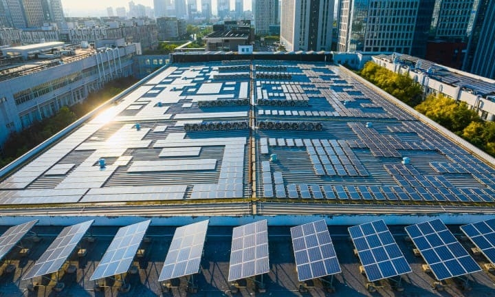 placas solares en tejado de empresa