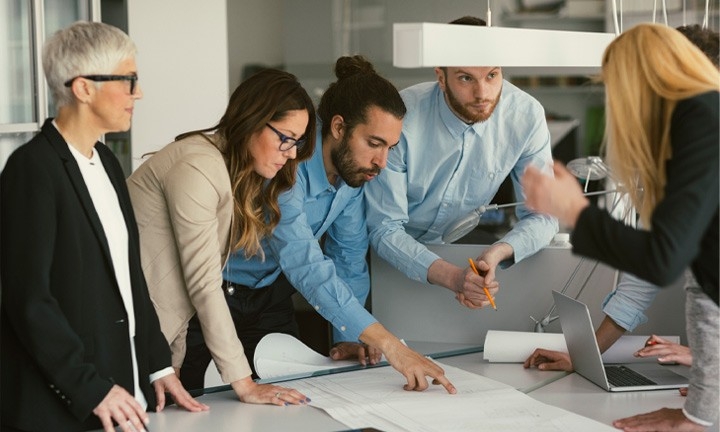 Trabajadores eligiendo acciones de eficciencia para obtener CAEs