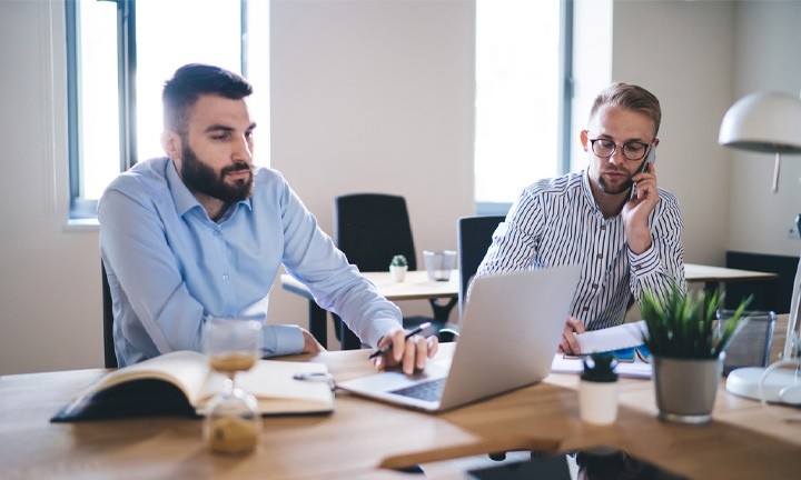 Empresarios buscando subvenciones para su empresa