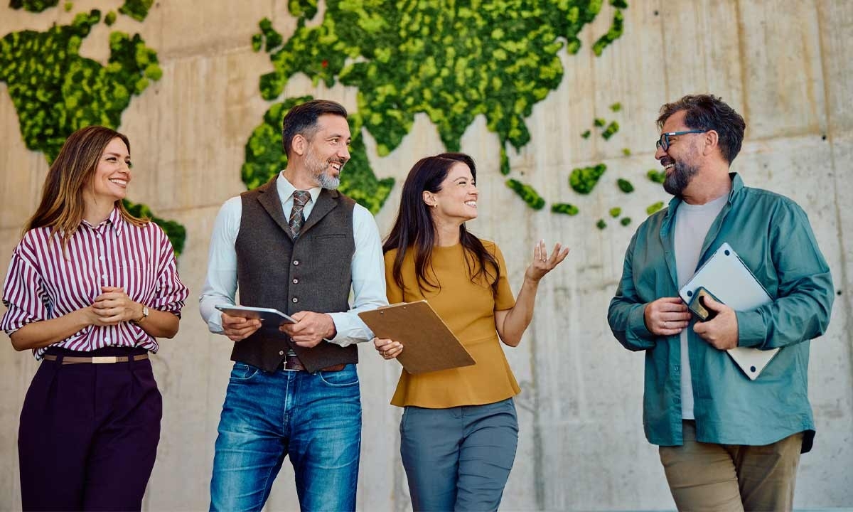 Trabajadores hablando sobre cómo alinear la empresa al Acuerdo de París