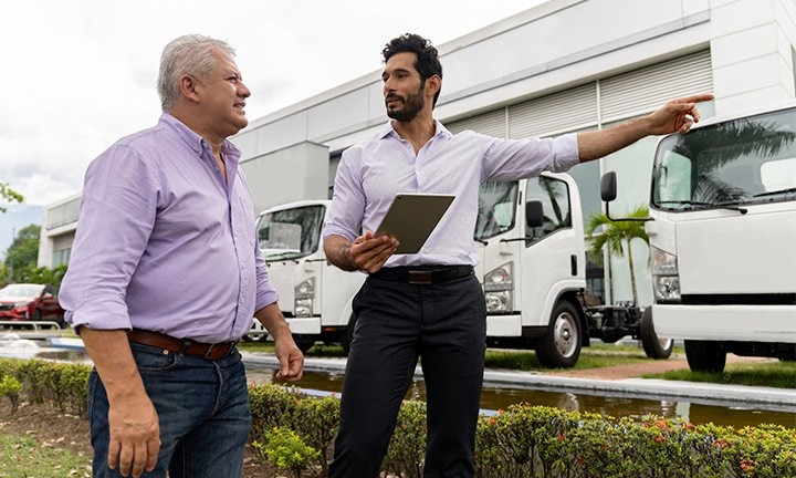Empresarios hablando sobre como reducir las emisiones de su flota