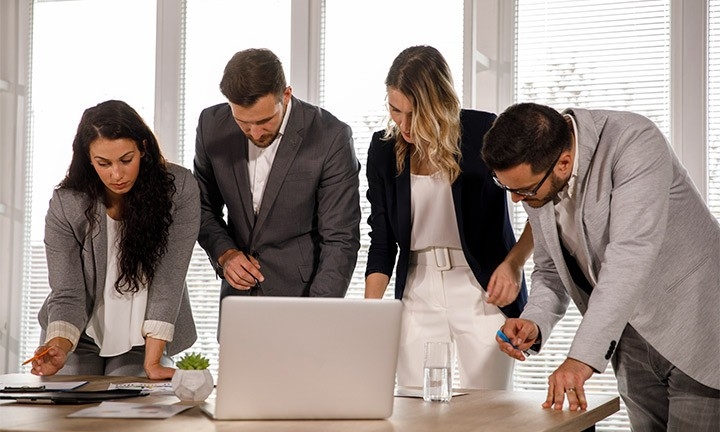 Trabajadores viendo cómo obtener CAEs para su empresa