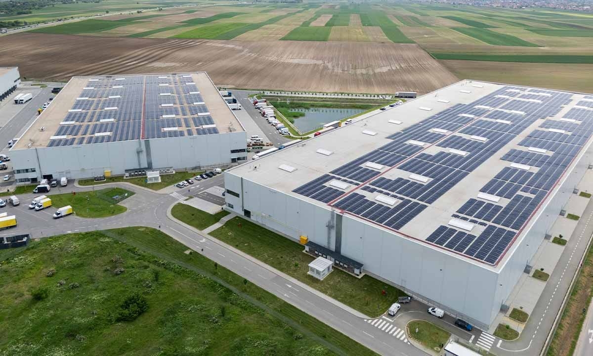 Naves industriales con placas solares