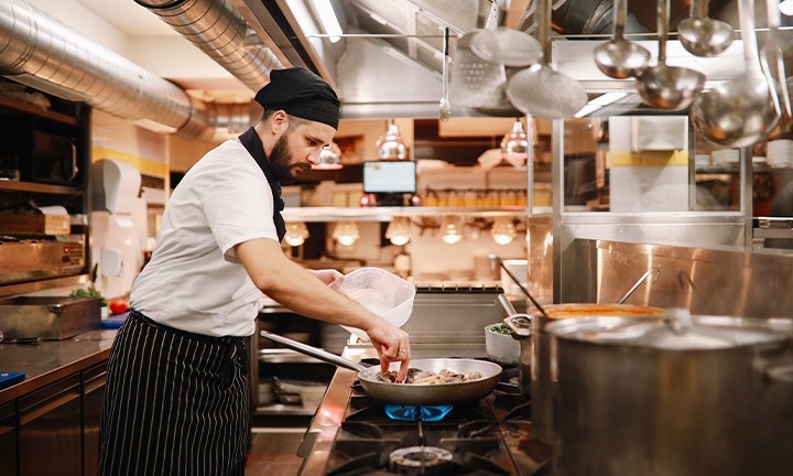 Cocina de un restaurante con gas butano