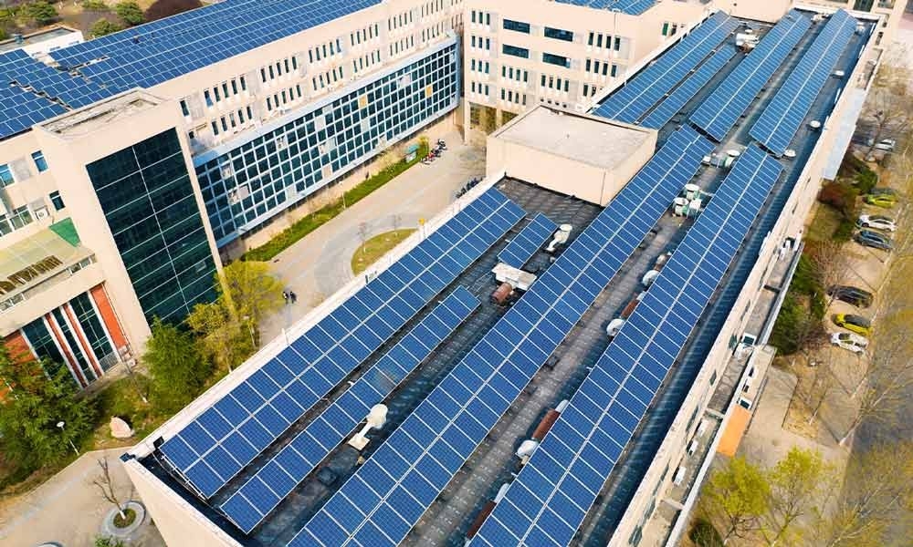 Instalación de placas solares en residencias de ancianos y estudiantes