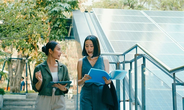 Dos empresarias hablando del certificado energético para su edificio