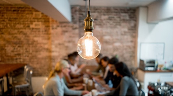 Trabajadores solicitando ayudas para el ahorro energético en su empresa