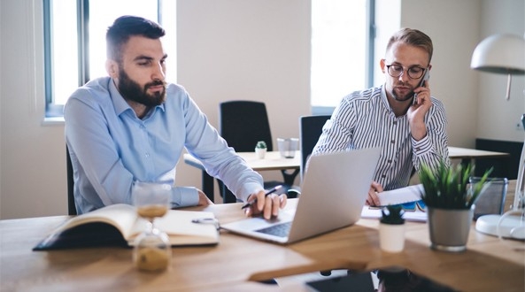 Empresarios buscando subvenciones para su empresa