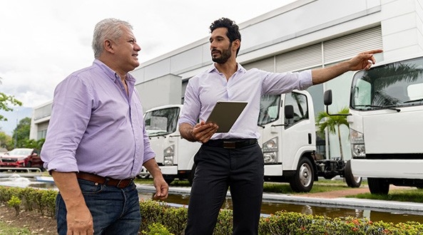 Empresarios hablando sobre como reducir las emisiones de su flota