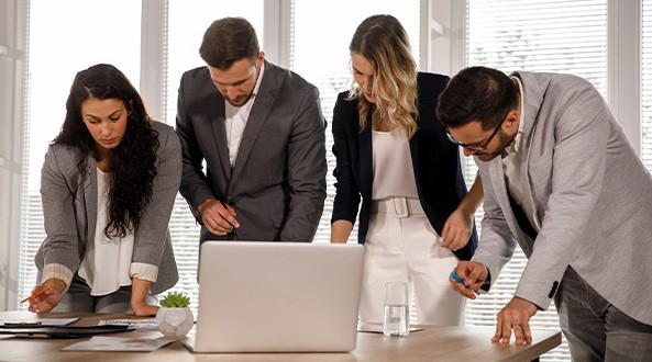 Trabajadores viendo cómo obtener CAEs para su empresa