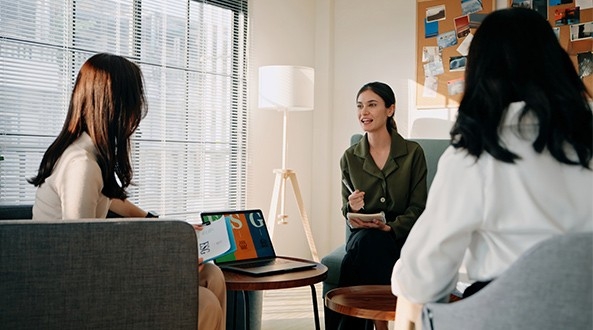 Empresarias creando un plan de descarbonización para su negocio