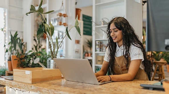Autónoma mirando cómo instalar gas natural en su local