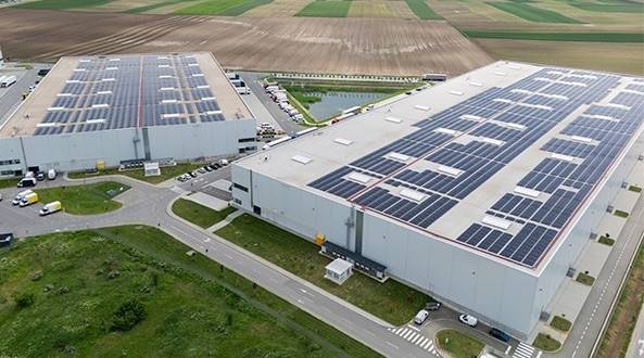 Naves industriales con placas solares