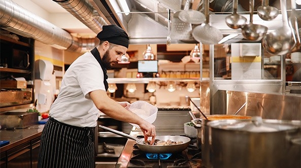 Cocina de un restaurante con gas butano