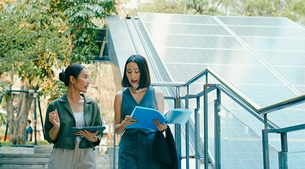 Dos empresarias hablando del certificado energético para su edificio