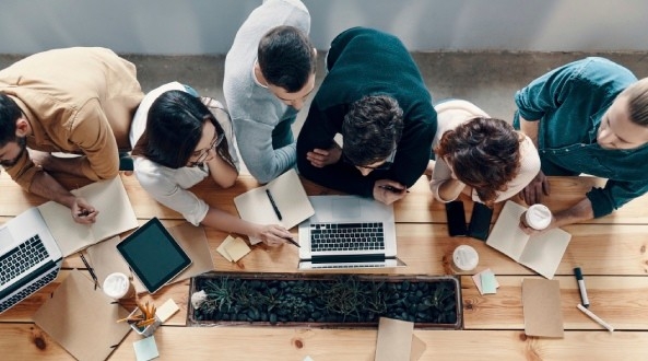 trabajadores empresa cumpliendo requisitos caes