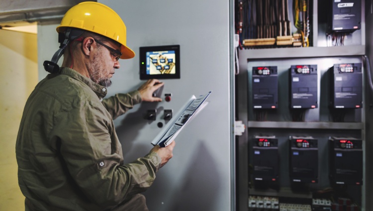 trabajador empresa realizando acción caes