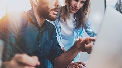 dos personas mirando una pantalla de ordenador,Dos personas conversando frente a un ordenador