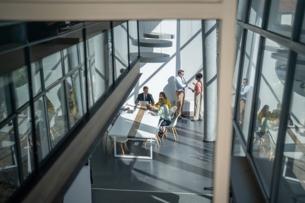 imagen de una oficina donde los trabajadores están reunidos en una mesa