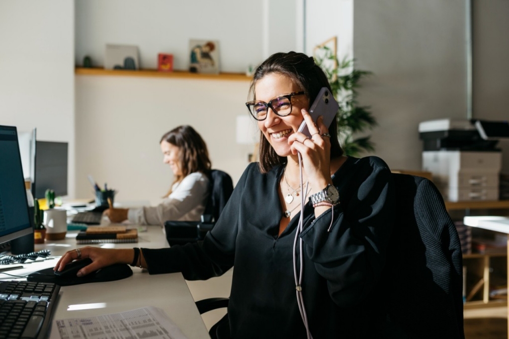 una mujer hablando por telefono