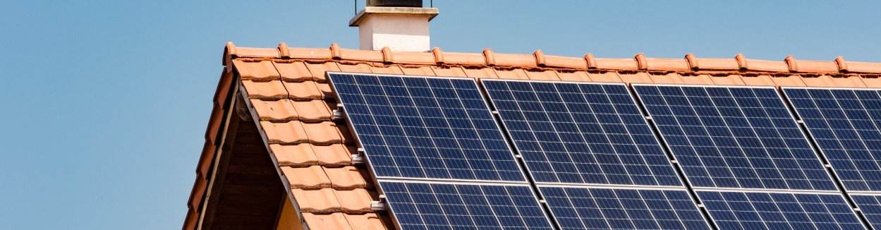 Paneles solares en un tejado para producir energía