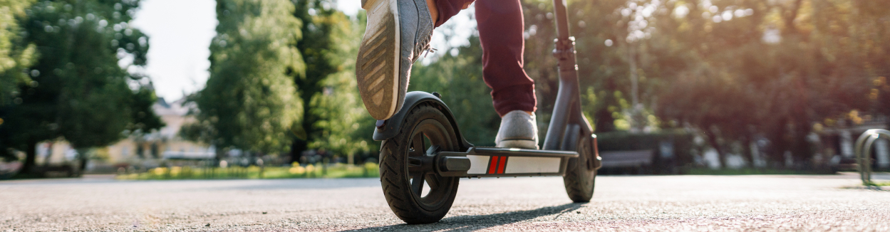 El casco es obligatorio en patinetes eléctricos tras la reforma de la DGT