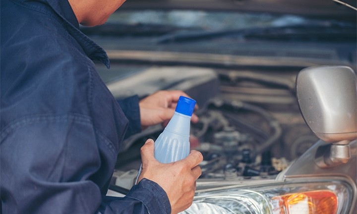 Cuándo echar agua destilada en el coche