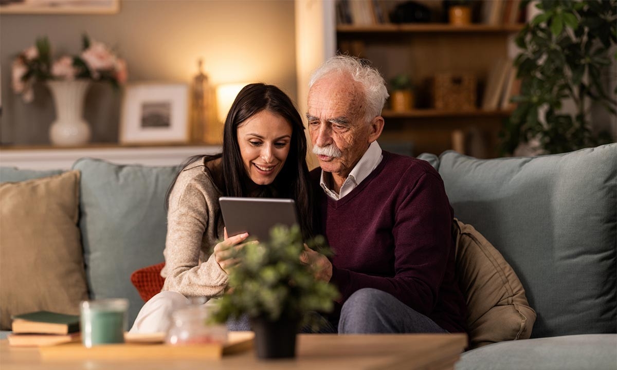 Jubilado viendo cómo solicitar el bono social eléctrico