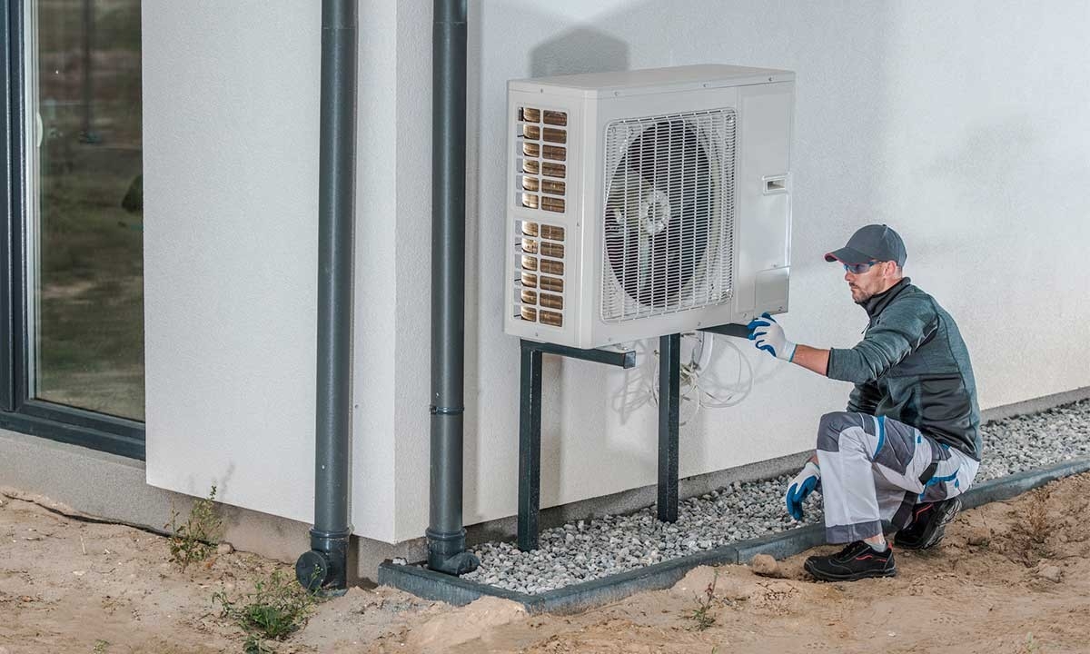 Técnico instalando aerotermia en el hogar