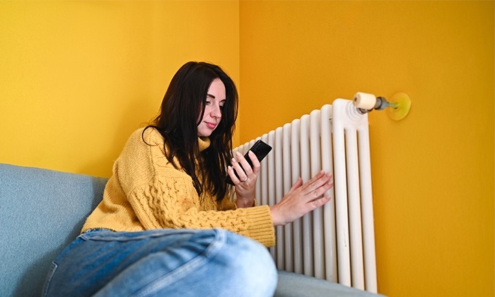 Mujer pidiendo gasóleo calefacción para su vivienda