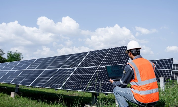 Técnico revisando el rendimiento y vida útil de las placas solares