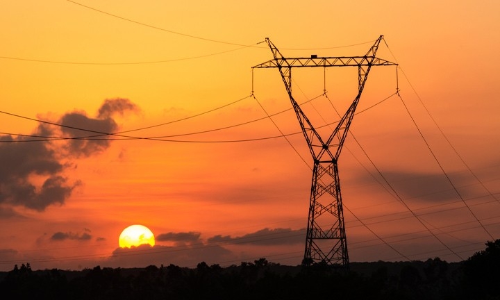derechos de enganche a la red eléctrica