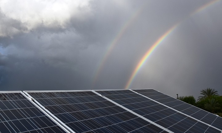 Los paneles solares funcionan sin sol directo