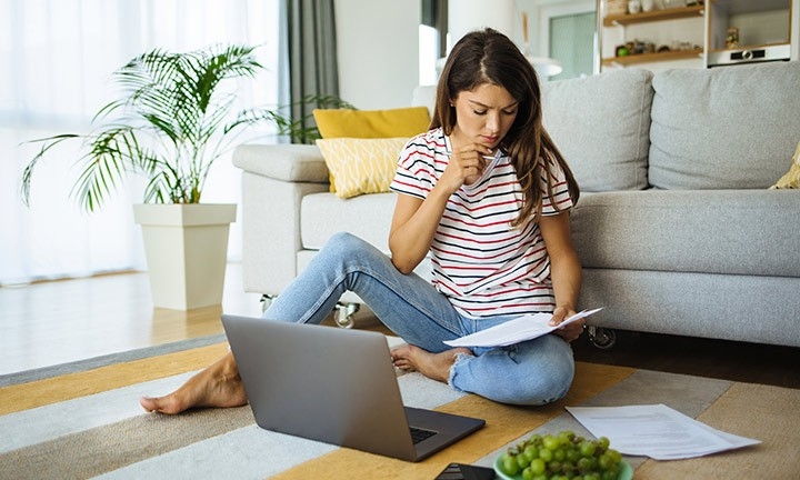 Mujer viendo por qué contratar el gas con Repsol