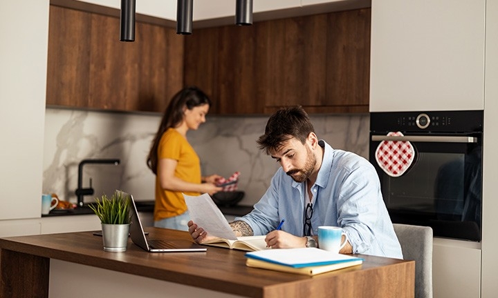 Hombre mirando que potencia de gas contratar en su hogar