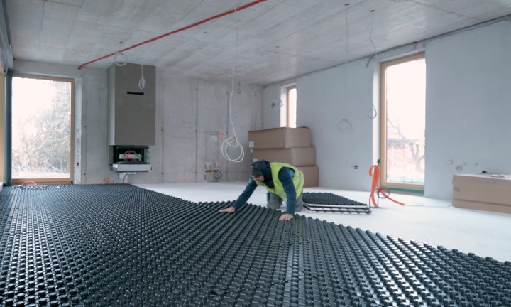 Técnico instalando aerotermía en una vivienda