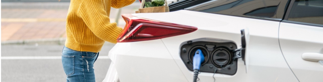 qué necesito para cargar un coche electrico en casa
