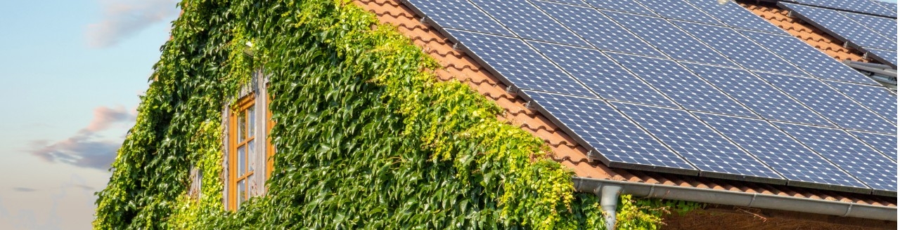 casa con placas de energia solar hibrida