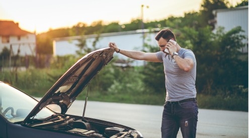 Cómo arrancar un coche sin batería y sin pinzas 