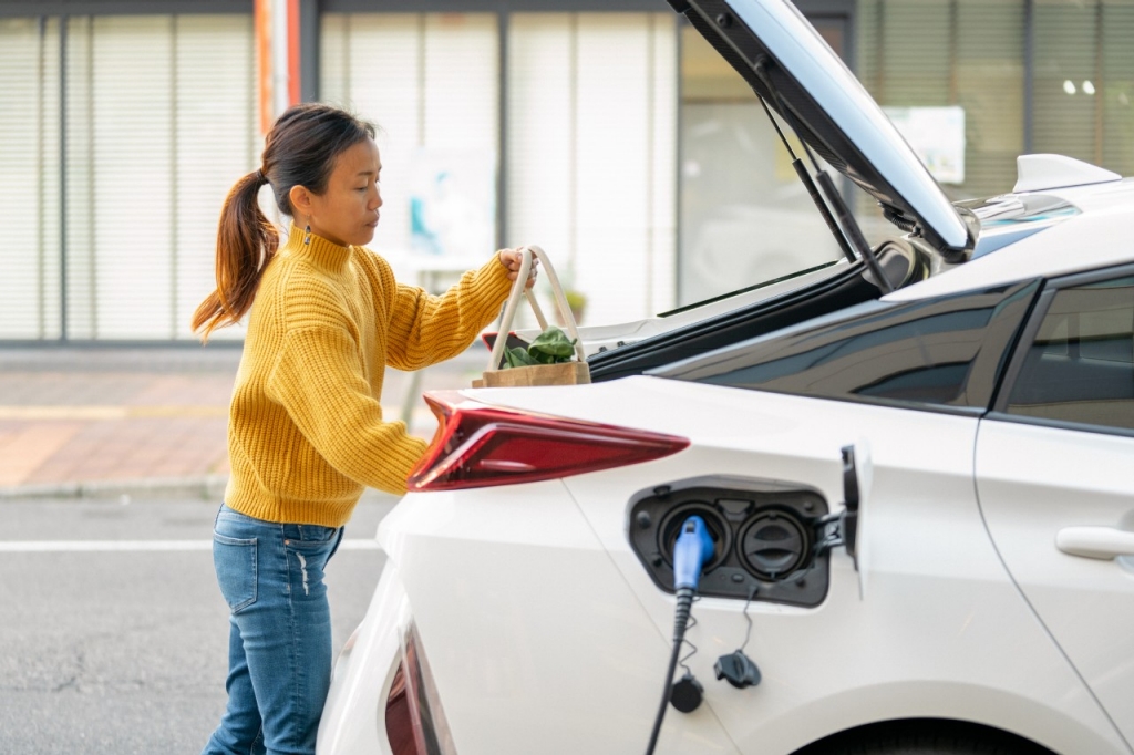 ¿Qué necesito para cargar un coche eléctrico en casa? 