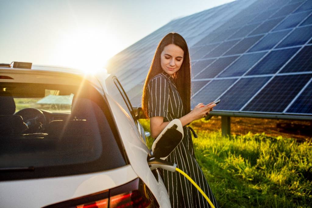 ¿Es posible cargar un coche eléctrico con placas solares?