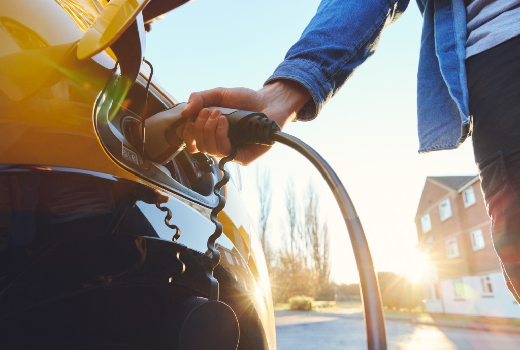 ¿Coche híbrido o eléctrico? Te ayudamos a elegir