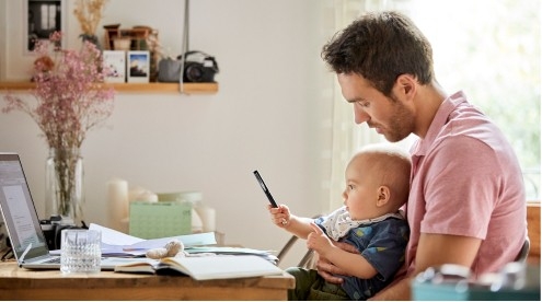 Padre viendo su comercializadora y distribuidora energética