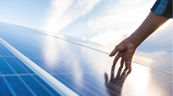 ¿Cuál es la diferencia entre paneles solares monocristalinos y policristalinos?  