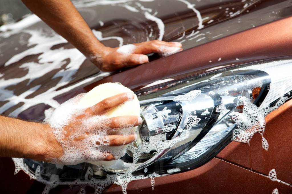 Cómo limpiar los faros del coche para un acabado perfecto