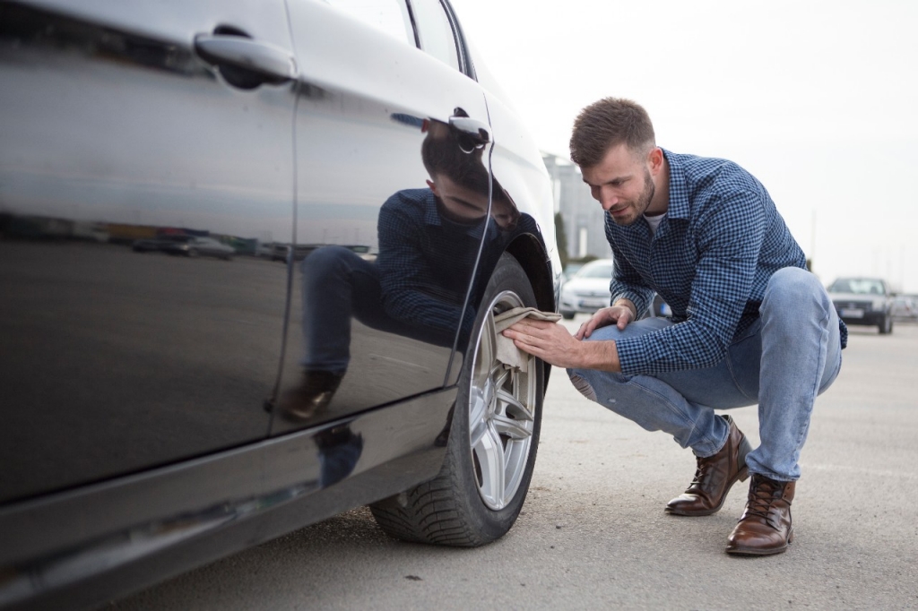 3 pasos para limpiar las llantas del coche