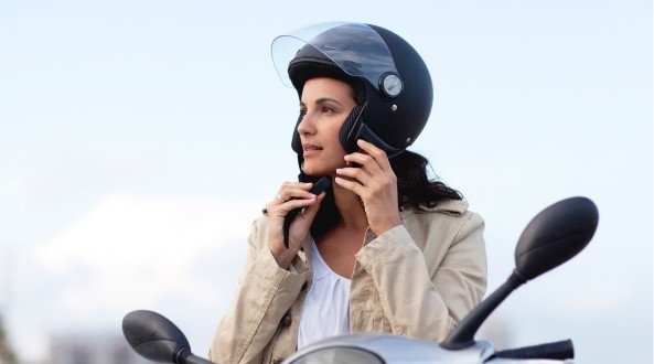 Conductora con un casco de moto que cumole la nueva normativa