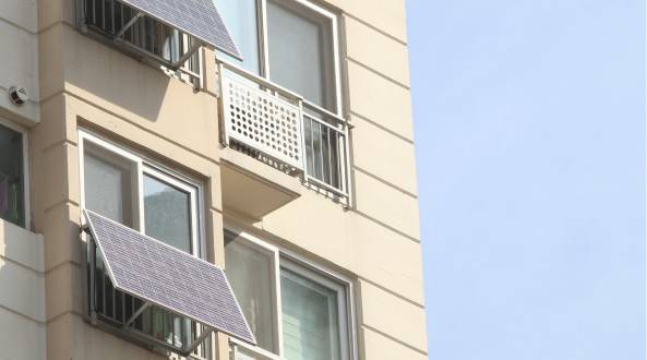 Paneles solares en terrazas o balcones: guía con todo lo que necesitas para empezar a ahorrar  