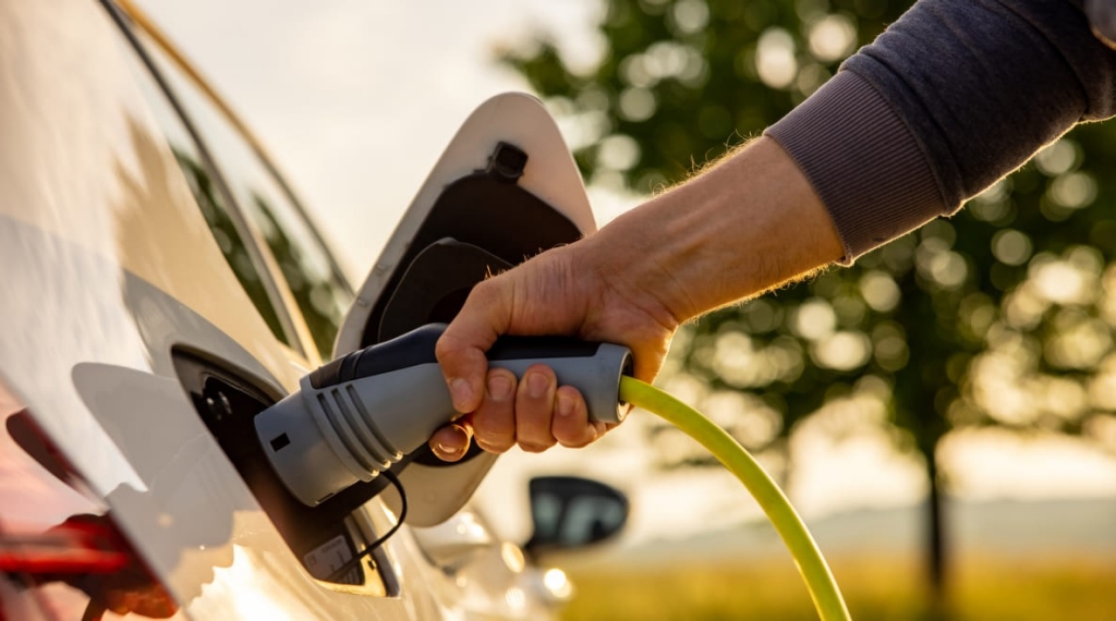 Ventajas que harán que te compres un coche híbrido  