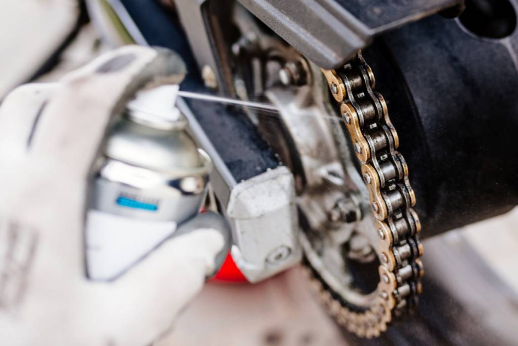 Cómo limpiar y desengrasar la cadena de la moto